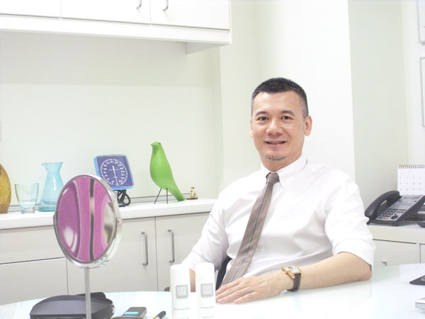 Dr_Nicholas_Ngui_NeuAgeClinic-consult-room_600px